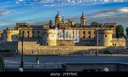 Die Tower of London Gebäude, heute ist die Burg eine beliebte Touristenattraktion und beherbergt mehrere Museen und die Kronjuwelen. London, England Stockfoto