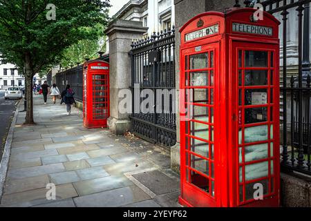 Typisch rote englische Telefondosen vor dem British Museum. London, England, Europa Stockfoto