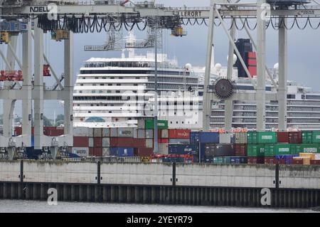 Kreuzfahrt-Kreuzfahrtschiff Queen Anne der Qunard Rederei verlaesst den Hafen von Hamburg in Deutschland. Kreuzfahrt - Kreuzfahrtschiff Queen Anne *** Kreuzfahrtschiff Queen Anne von der Qunard Rederei verlässt den Hamburger Hafen in Deutschland Kreuzfahrtschiff Queen Anne Stockfoto