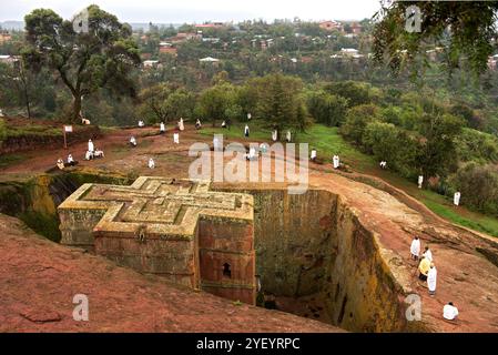 Pilger rund um die unterirdische monolithische Felsenkirche Biete Giyorgis, UNESCO-Weltkulturerbe in Lalibela, Äthiopien Stockfoto