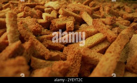 Nahaufnahme eines Stapels knuspriger Croutons, perfekt für Salate, Suppen oder Snacks, mit ihrer Textur und goldenen Farbe Stockfoto