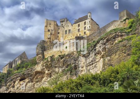 Chateau de Beynac ist ein Schloss in der Gemeinde Beynac-et-Cazenac, Departement Dordogne in Frankreich Stockfoto