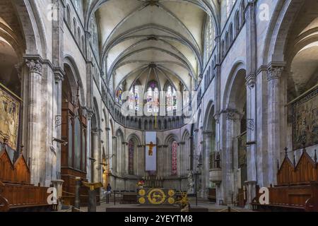 Die Kathedrale von Vienne ist eine mittelalterliche römisch-katholische Kirche in Vienne, Frankreich. Innenraum Stockfoto