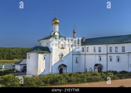 Das Kloster Himmelfahrt Kosmin im Dorf Nebyloye, Russland. Kirche der Verklärung Stockfoto