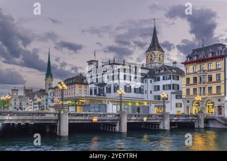 Uferpromenade der Limmat mit Blick auf die Peterskirche in der Altstadt von Zürich, Schweiz, Europa Stockfoto
