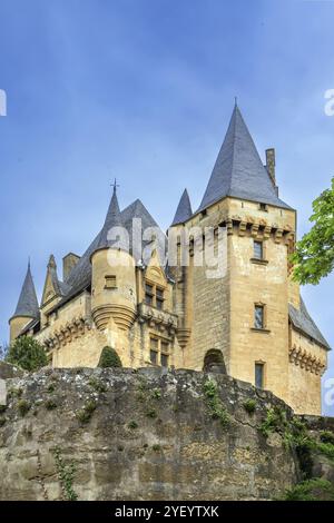 Chateau de Clerans hat ein schönes Schieferdach mit Türmen und Ziersteinarbeiten, Saint-Leon-sur-Vezere, Dordogne, Frankreich, Europa Stockfoto