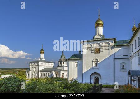 Das Kloster Himmelfahrt Kosmin im Dorf Nebyloye, Russland. Kirche der Verklärung Stockfoto