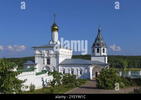 Das Kloster Himmelfahrt Kosmin im Dorf Nebyloye, Russland. Himmelfahrt Kathedrale Stockfoto