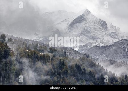 Wintereinbruch, Schneefall, Schneefall, Wald, Berggipfel, Berge, Garmisch-Partenkirchen, Alpspitze, Bayern, Deutschland, Europa Stockfoto