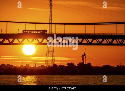 Verkehr auf der Rheinbrücke Emmerich, Bundesstraße B220, Abendlicht, mit 803 m die längste Hängebrücke Deutschlands kurz vor dem du Stockfoto