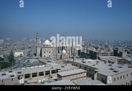 Sultan-Hasan-Moschee links, AR-Rifa'i-Moschee rechts, Kairo, Ägypten, September 1989, Jahrgang, Retro, alt, historisch, Afrika Stockfoto