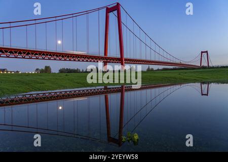 Die Emmericher Rheinbrücke, Bundesstraße B220, Abendlicht, mit 803 m die längste Hängebrücke Deutschlands direkt vor der niederländischen Grenze, Rhin Stockfoto