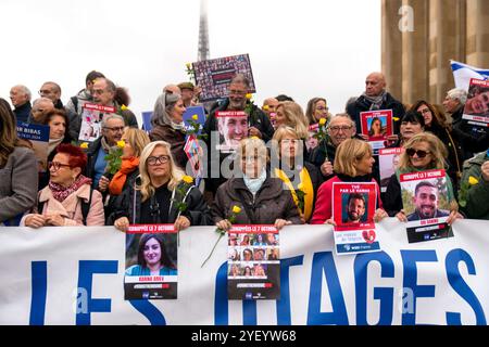 Die Teilnehmer halten Plakate bei einer Kundgebung mit dem Titel "die Mütter der Hoffnung", um die Freilassung der Geiseln zu fordern, die von der militanten palästinensischen Gruppe Hamas im Gazastreifen im Trocadero in Paris, Frankreich, am 1. November 2024 festgehalten wurden. Seit dem 17. November 2023 treffen sich jeden Freitag um 12:15 Uhr die Mütter der Hoffnung, eine Vereinigung, die vom CRIF und der WIZO unterstützt wird, in Anwesenheit von Yonathan Arfi, Präsidentin des CRIF, und Anne Sinclair, Schirmherrin der Veranstaltung, sowie vieler Persönlichkeiten aus dem öffentlichen, politischen und kulturellen Bereich zur Freilassung der Geiseln. Foto: Denis Prezat/ABACAPRESS. COM Credit: Abaca Press/Alamy Live News Stockfoto