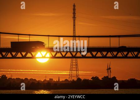 Verkehr auf der Rheinbrücke Emmerich, Bundesstraße B220, Abendlicht, mit 803 m die längste Hängebrücke Deutschlands kurz vor dem du Stockfoto