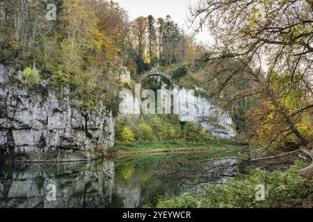 Die 1895 erbaute Teufelsbrücke über der Donau, ein markanter Anblick im Fürstenpark Inzigkofen, führt über die fast 20 Meter tiefe Hoellschlucht Stockfoto