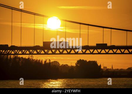 Verkehr auf der Rheinbrücke Emmerich, Bundesstraße B220, Abendlicht, mit 803 m die längste Hängebrücke Deutschlands kurz vor dem du Stockfoto