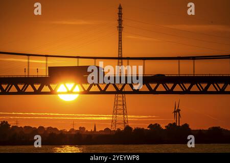 Verkehr auf der Rheinbrücke Emmerich, Bundesstraße B220, Abendlicht, mit 803 m die längste Hängebrücke Deutschlands kurz vor dem du Stockfoto