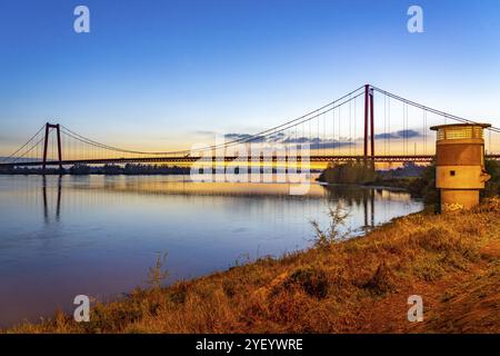 Die Emmericher Rheinbrücke, Bundesstraße B220, Abendlicht, mit 803 m die längste Hängebrücke Deutschlands direkt vor der niederländischen Grenze, Rhin Stockfoto