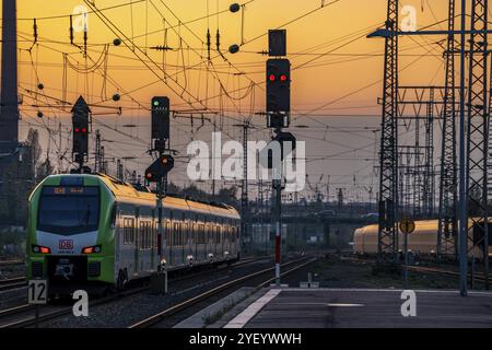 Regional-Express, RE49 Wupper-Lippe-Express, Abfahrt vom Hauptbahnhof Essen, Abenddämmerung, Nordrhein-Westfalen, Deutschland, Europa Stockfoto