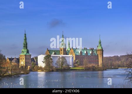 Blick auf den Frederiksborg Slot vom See, Dänemark, Europa Stockfoto