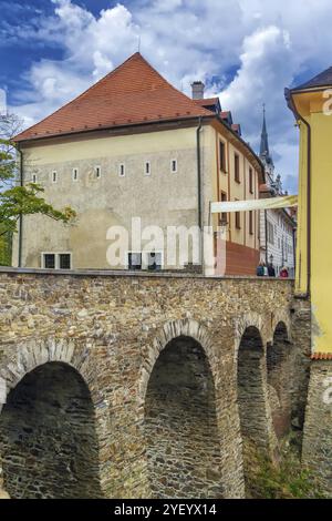 Steinbrücke in der Horni-Straße in Cesky Krumlov, Tschechische republik Stockfoto