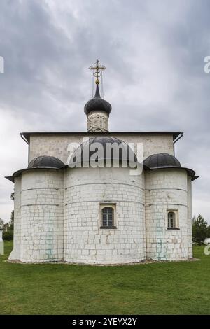 Die Kirche Boris und Gleb ist eine 1152 auf Befehl von Prinz Juri Dolgoruky erbaute Kirche in Kideksha, Russland. Blick von der Apsis Stockfoto