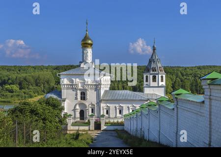 Das Kloster Himmelfahrt Kosmin im Dorf Nebyloye, Russland. Himmelfahrt Kathedrale Stockfoto