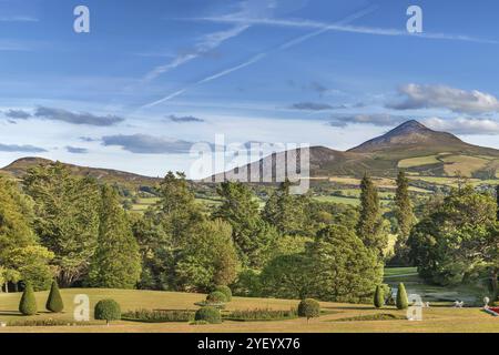 Blick auf Old Long Hill in den Wicklow Mountains vom Powerscourt Park, Irland, Europa Stockfoto