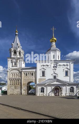 Die Geburtskirche der Heiligen Jungfrau und der sogenannte Treppenturm und die angrenzende Galerie aus dem 12. Jahrhundert im Kloster Bogolyubovo, Russ Stockfoto