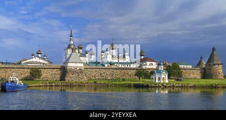 Das Kloster Solovetsky ist ein befestigtes Kloster auf den Solovetsky Inseln im Weißen Meer, Russland, Panoramablick vom Weißen Meer, Europa Stockfoto