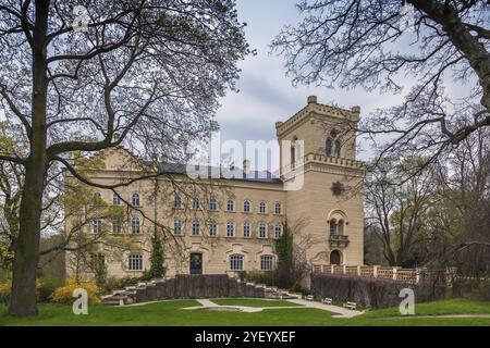 Park und Schloss im neogotischen Stil in Chyse, Tschechische republik Stockfoto