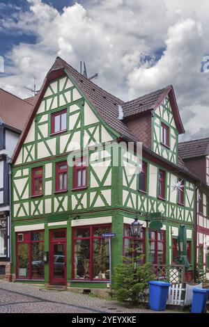 Straße mit historischen Fachwerkhäusern in Gelnhausen, Deutschland, Europa Stockfoto