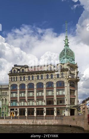 Au Pont Rouge ist ein Kaufhaus im Jugendstilstil in St. Petersburg, Russland, Europa Stockfoto