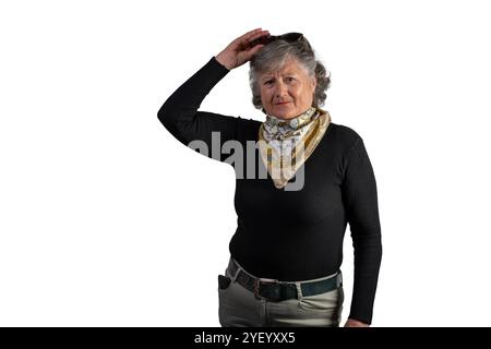 Grauhaarige reife Frau mit Sonnenbrille auf dem Kopf mit weißem Hintergrund Stockfoto