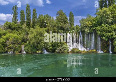 Roski Slap ist ein großer Wasserfall im Krka-Nationalpark, Kroatien, Europa Stockfoto