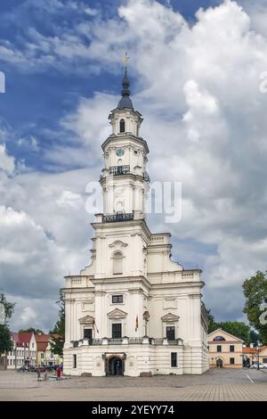 Das Rathaus von Kaunas steht mitten auf dem Rathausplatz im Herzen der Altstadt, Litauen, Europa Stockfoto