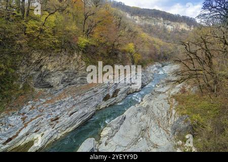 Fluss Belaya fließt in den Felsen in Adygea, Russland, Europa Stockfoto