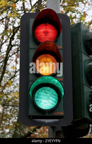 FOTOMONTAGE , Ampelanlage in Siegen, Ampel, Verkehrsampel zeigt Rot, Gelb und Gruen Grün Symbolbild zum Thema Ampelkoalition am 02.11.2024 in Siegen/Deutschland. FOTOMONTAGE *** FOTOMONTAGE , Ampelanlage in Siegen, Ampelanlage, Ampelanlage zeigt rot, gelb und grün symbolisches Bild zum Thema Ampelkoalition am 02 11 2024 in Siegen Deutschland FOTOMONTAGE Stockfoto