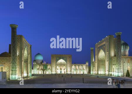 Registan-Platz im historischen Zentrum von Samarkand, Usbekistan. Abends Stockfoto