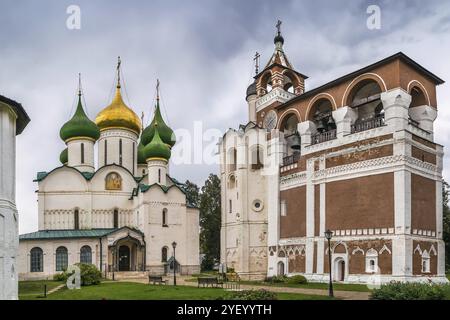 Glockenturm und Kathedrale der Verklärung des Erlösers im Kloster St. Euthymius, Suzdal, Russland, Europa Stockfoto