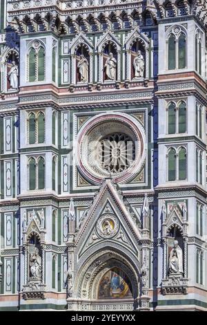 Cattedrale di Santa Maria del Fiore (Kathedrale der Heiligen Maria der Blume) ist die Hauptkirche von Florenz in Italien. Detail der Fassade Stockfoto