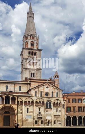 Die Kathedrale von Ghirlandina und Modena ist eine römisch-katholische romanische Kirche in Modena, Italien Stockfoto