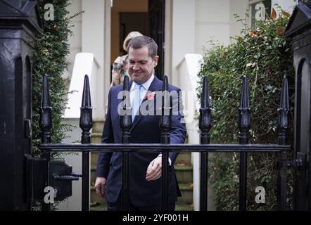 London, Großbritannien. November 2024. ROBERT JENRICK, Abgeordneter der Tory, verließ sein Haus in Westminster mit seiner Frau Michal Berkner. Später wird die Konservative Partei das Ergebnis des Wettbewerbs bekannt geben, um Rishi Sunak als konservativen Führer zu ersetzen. Foto: Ben Cawthra/SIPA USA Credit: SIPA USA/Alamy Live News Stockfoto
