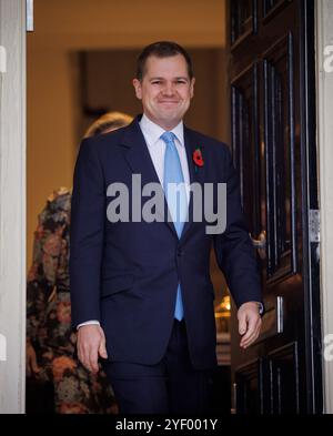 London, Großbritannien. November 2024. ROBERT JENRICK, Abgeordneter der Tory, verließ sein Haus in Westminster mit seiner Frau Michal Berkner. Später wird die Konservative Partei das Ergebnis des Wettbewerbs bekannt geben, um Rishi Sunak als konservativen Führer zu ersetzen. Foto: Ben Cawthra/SIPA USA Credit: SIPA USA/Alamy Live News Stockfoto