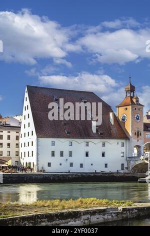 Blick auf den alten Brückenturm und das Salzlager von der Donau in Regensburg, Deutschland, Europa Stockfoto