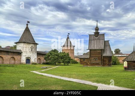 Mauer und Turm im Kloster Erzengel Michael, Jurjew-Polski, Russland, Europa Stockfoto