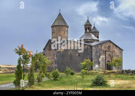 Saghmosavank ist ein armenischer Klosterkomplex aus dem 13. Jahrhundert im Dorf Saghmosavan in Armenien Stockfoto