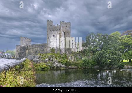 Cahir Castle ist eine der größten Burgen in Irland und befindet sich auf einer Insel im Fluss Suir Stockfoto