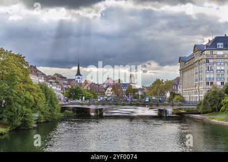 Blick auf den Ill-Fluss in Straßburg, Elsass, Frankreich, Europa Stockfoto