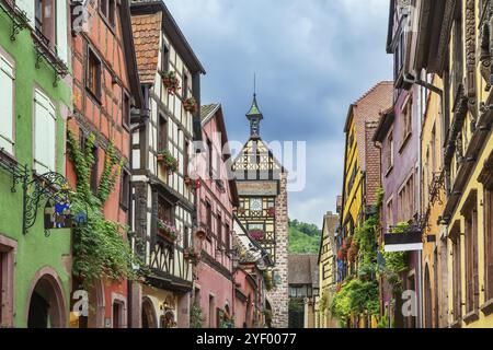 Hauptstraße mit historischen Häusern in Riquewihr, Elsass, Frankreich, Europa Stockfoto